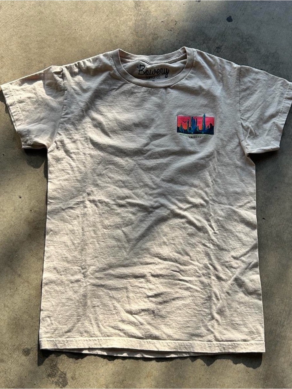 Men's Short Sleeve Crewneck T‑Shirt in Light Beige with Skyline Print